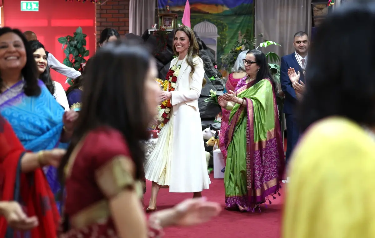 Kate Middleton joins the Garba dance circle