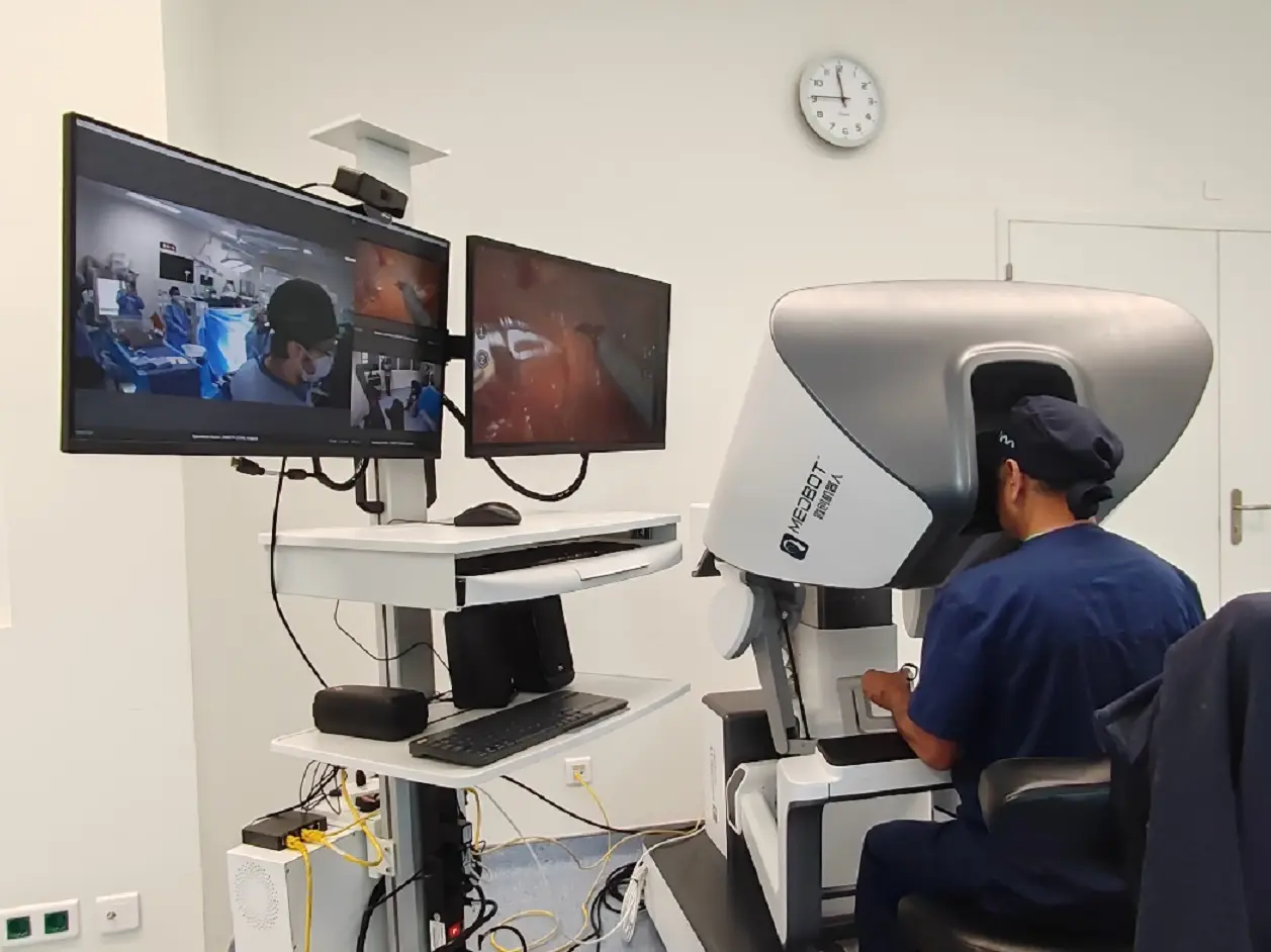 Surgeon in UK guides robot to perform prostate removal surgery in Gibraltar Surgeon in UK guides robot to perform prostate removal surgery in Gibraltar