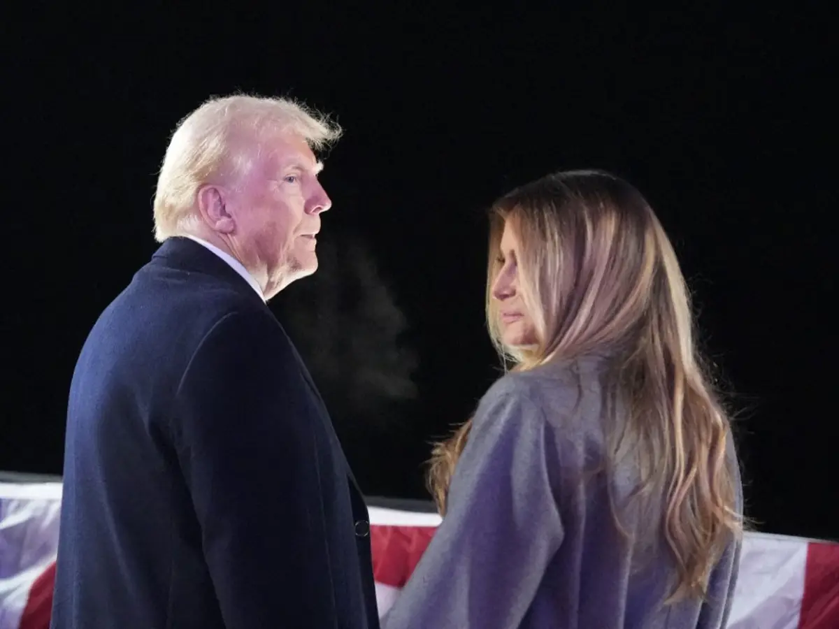 Trump diverts speech to praise 'movie star' wife's ...