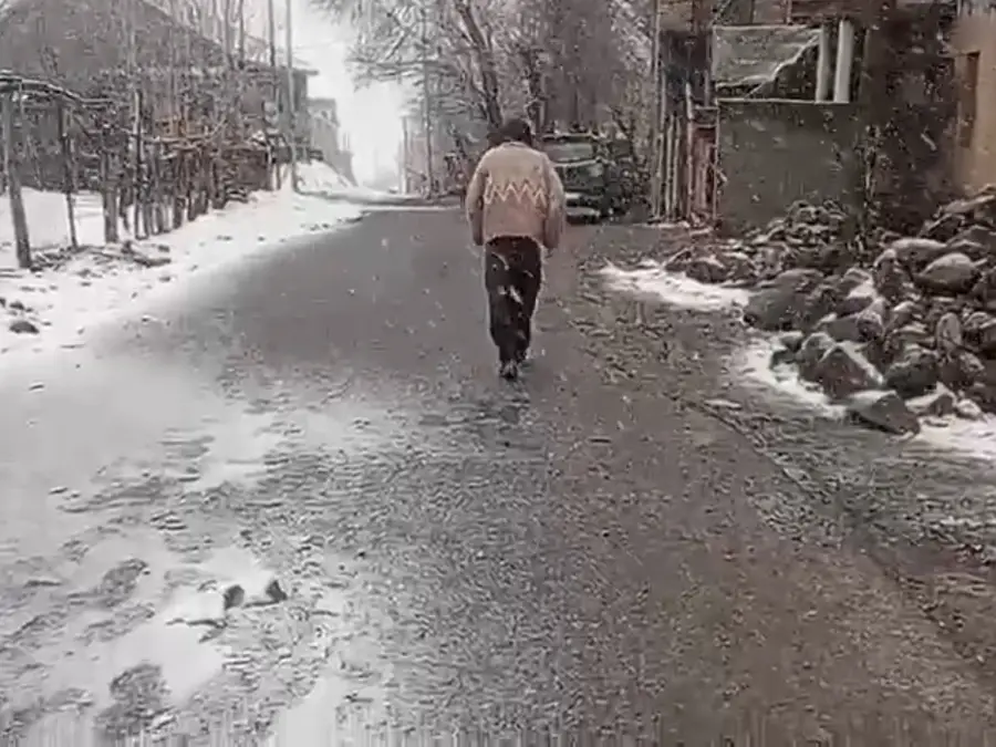 Erratic Weather Hits Kashmir–Ladakh, Roads Shut After Snowfall and Landslides
