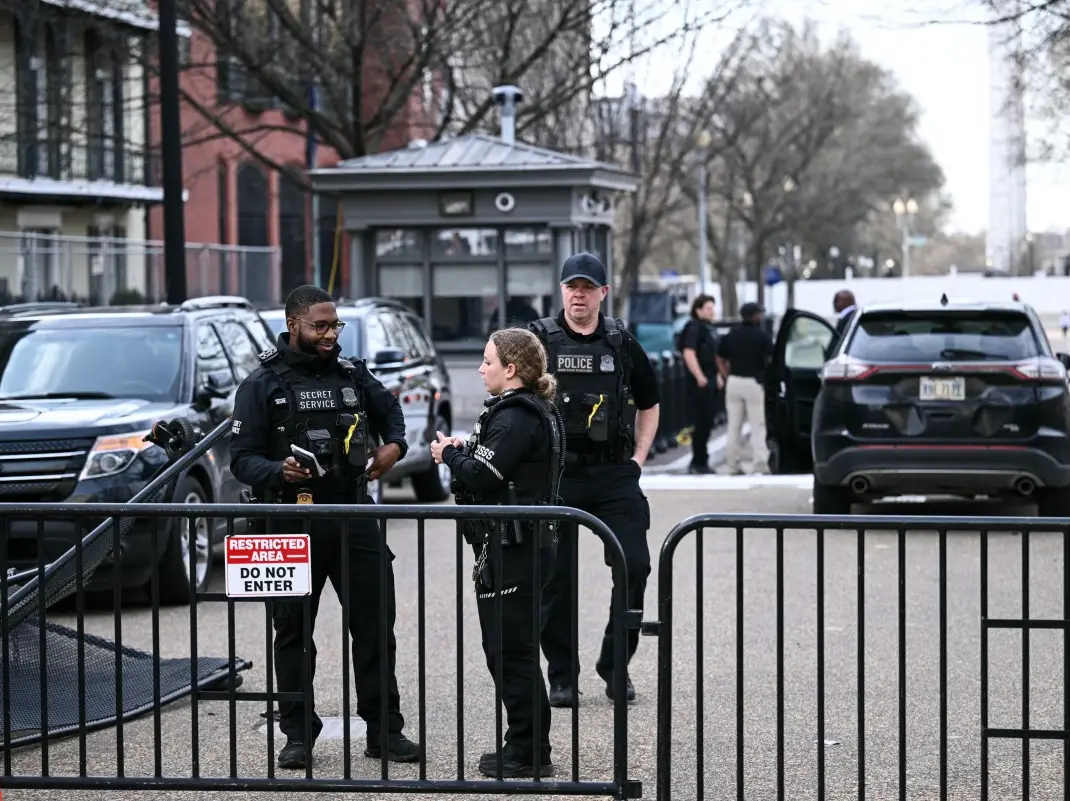 White House area under lockdown after car crashes into security barricade White House area under lockdown after car crashes into security barricade