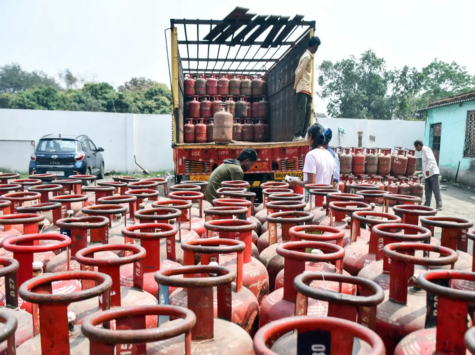 '10 days' and waiting...: Customers wait as petroleum minister assures LPG cylinder delivery in 2.5 days '10 days' and waiting...: Customers wait as petroleum minister assures LPG cylinder delivery in 2.5 days