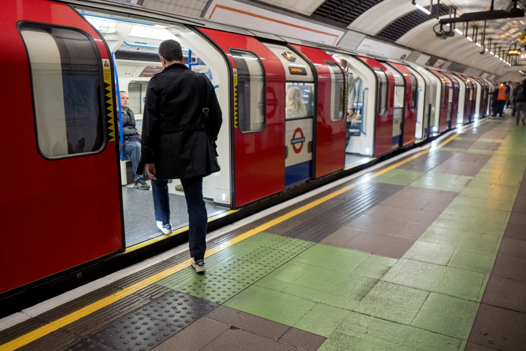 Chocolate in the air? London Underground’s bizarre ice-cream advert baffles commuters