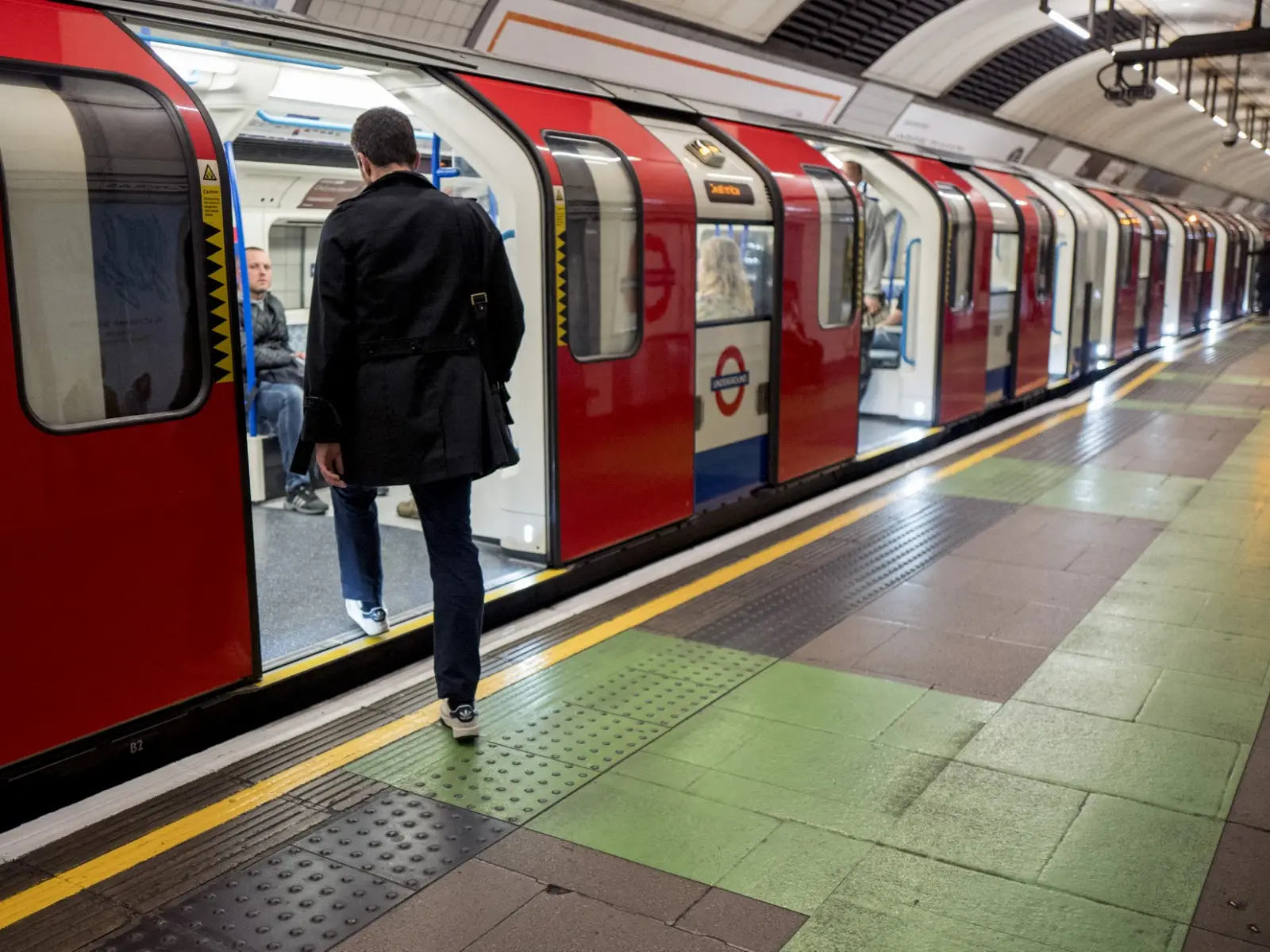 Chocolate in the air? London Underground’s bizarre ice-cream advert baffles commuters Chocolate in the air? London Underground’s bizarre ice-cream advert baffles commuters