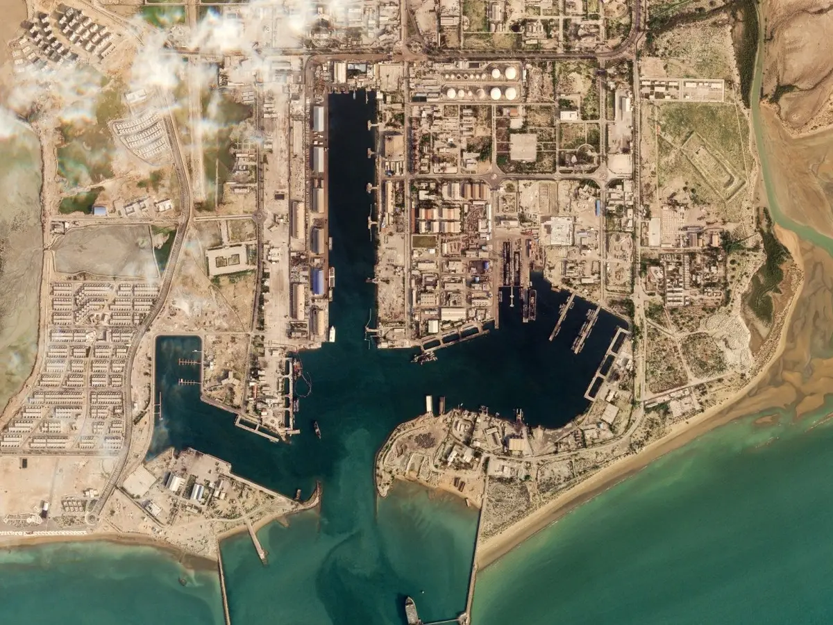 US Weighs Hormuz Options, Global Oil at Risk