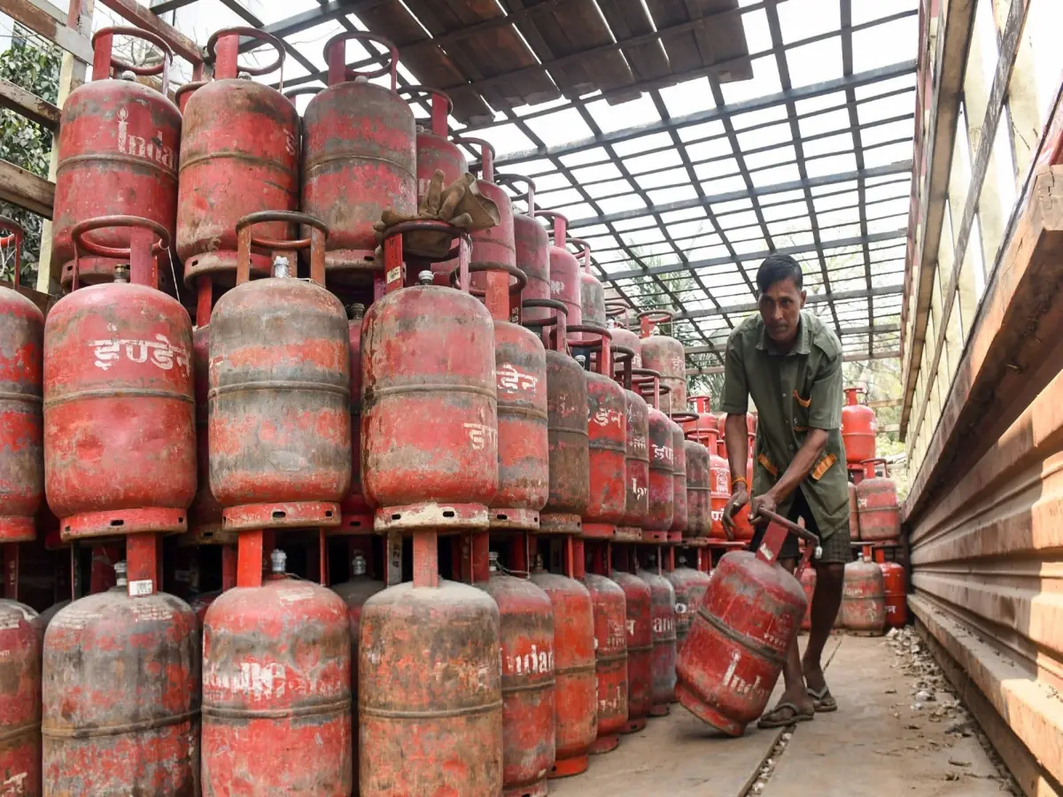 Crackdown on LPG black market in Mumbai: Cylinders seized during Worli raid Crackdown on LPG black market in Mumbai: Cylinders seized during Worli raid