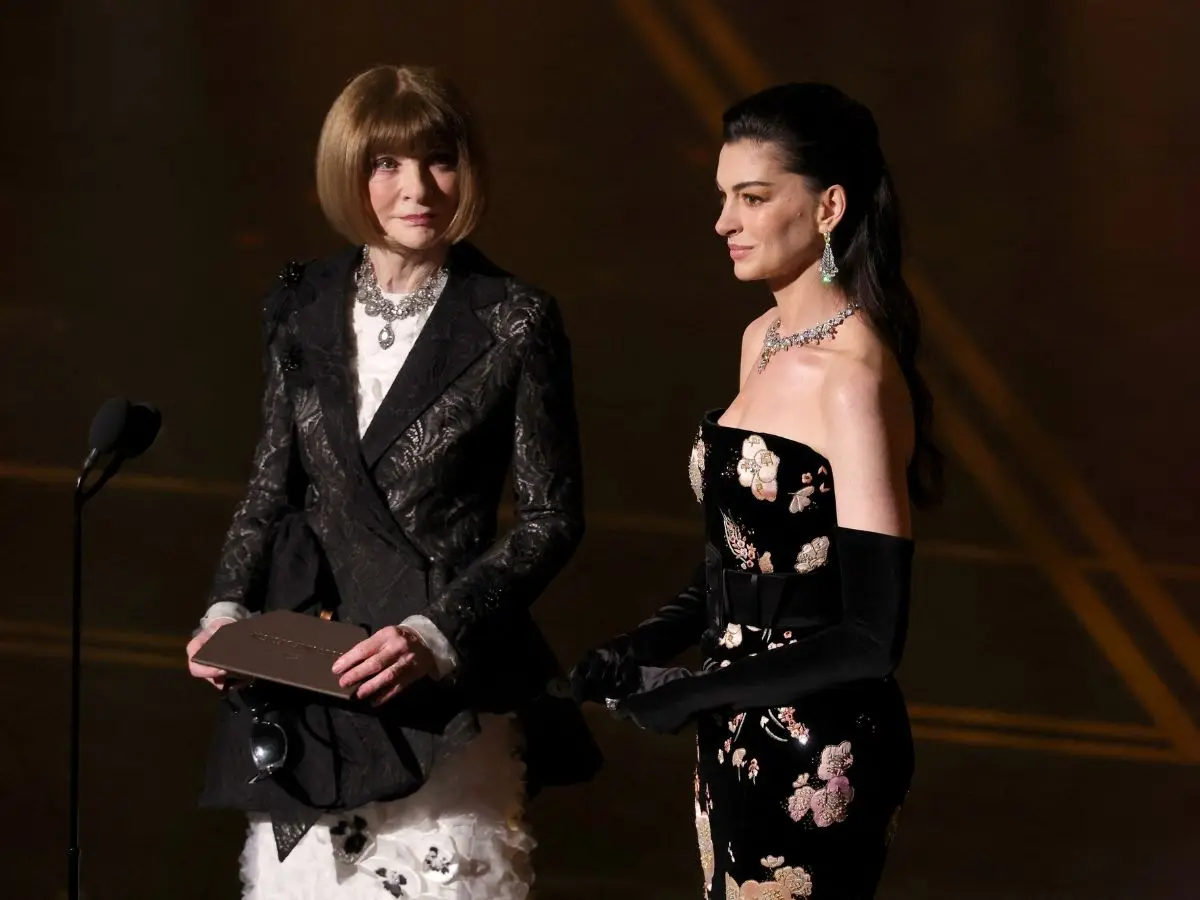 Anne Hathaway and Anna Wintour on stage moment