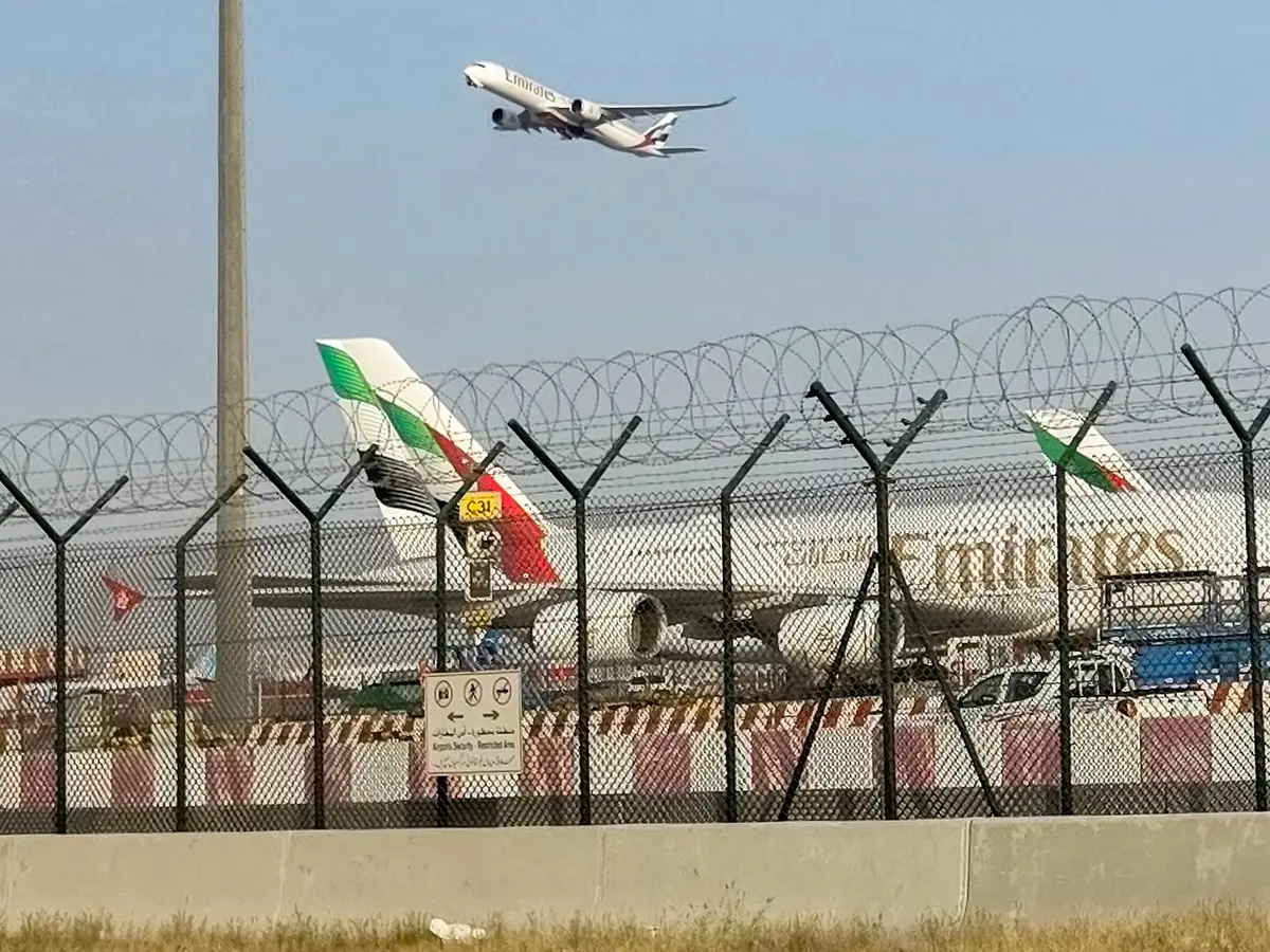 'Stay away from DXB': Dubai shuts airspace, massive flight chaos ...