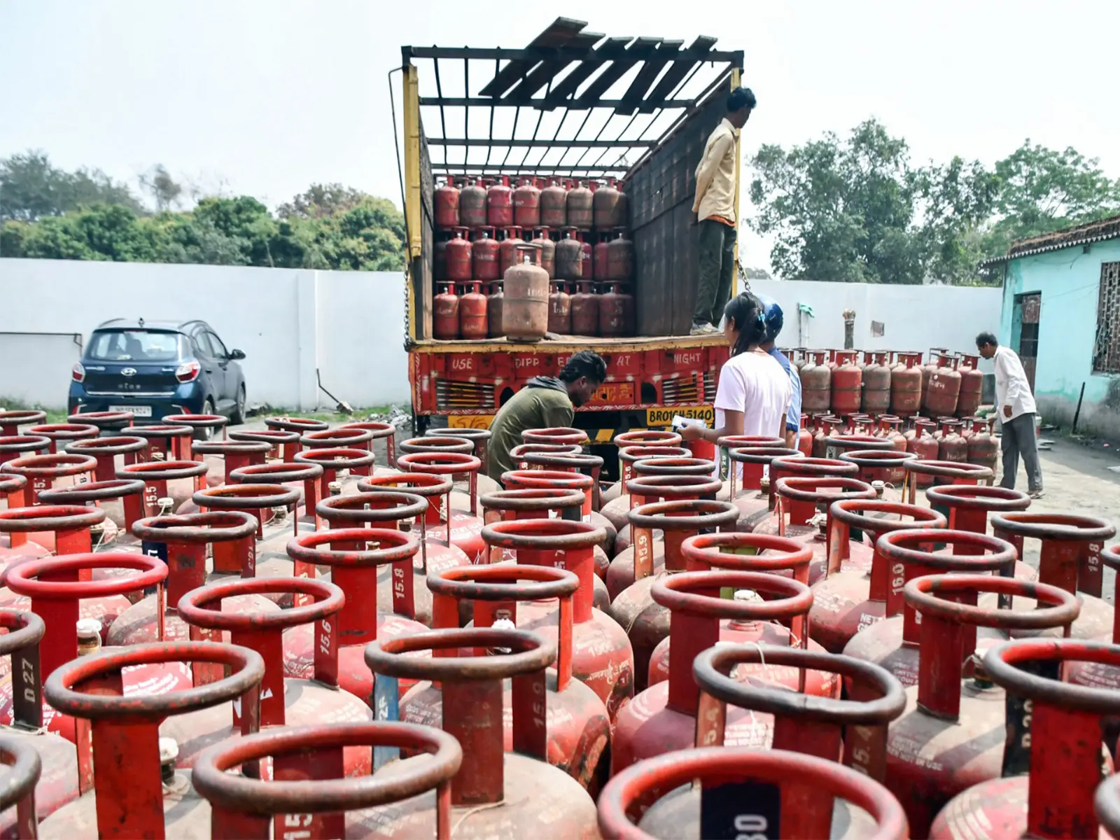 'LPG situation is concerning': Government urges commercial consumers to switch to PNG 'LPG situation is concerning': Government urges commercial consumers to switch to PNG