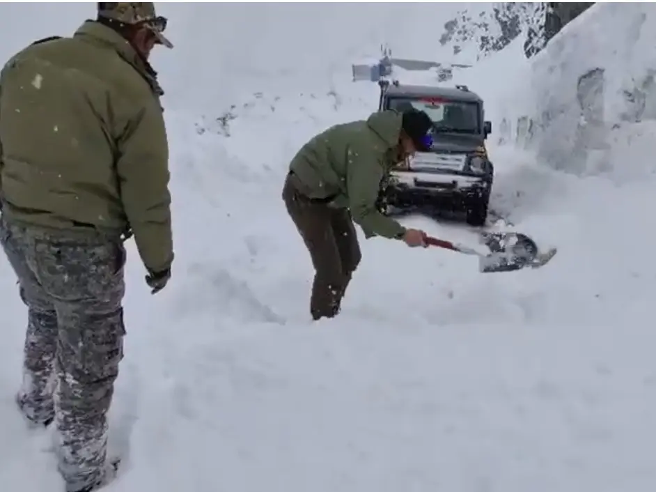 Cold wave deepens in Kashmir valley amid snowfall, rain; weather to ease by weekend Cold wave deepens in Kashmir valley amid snowfall, rain; weather to ease by weekend