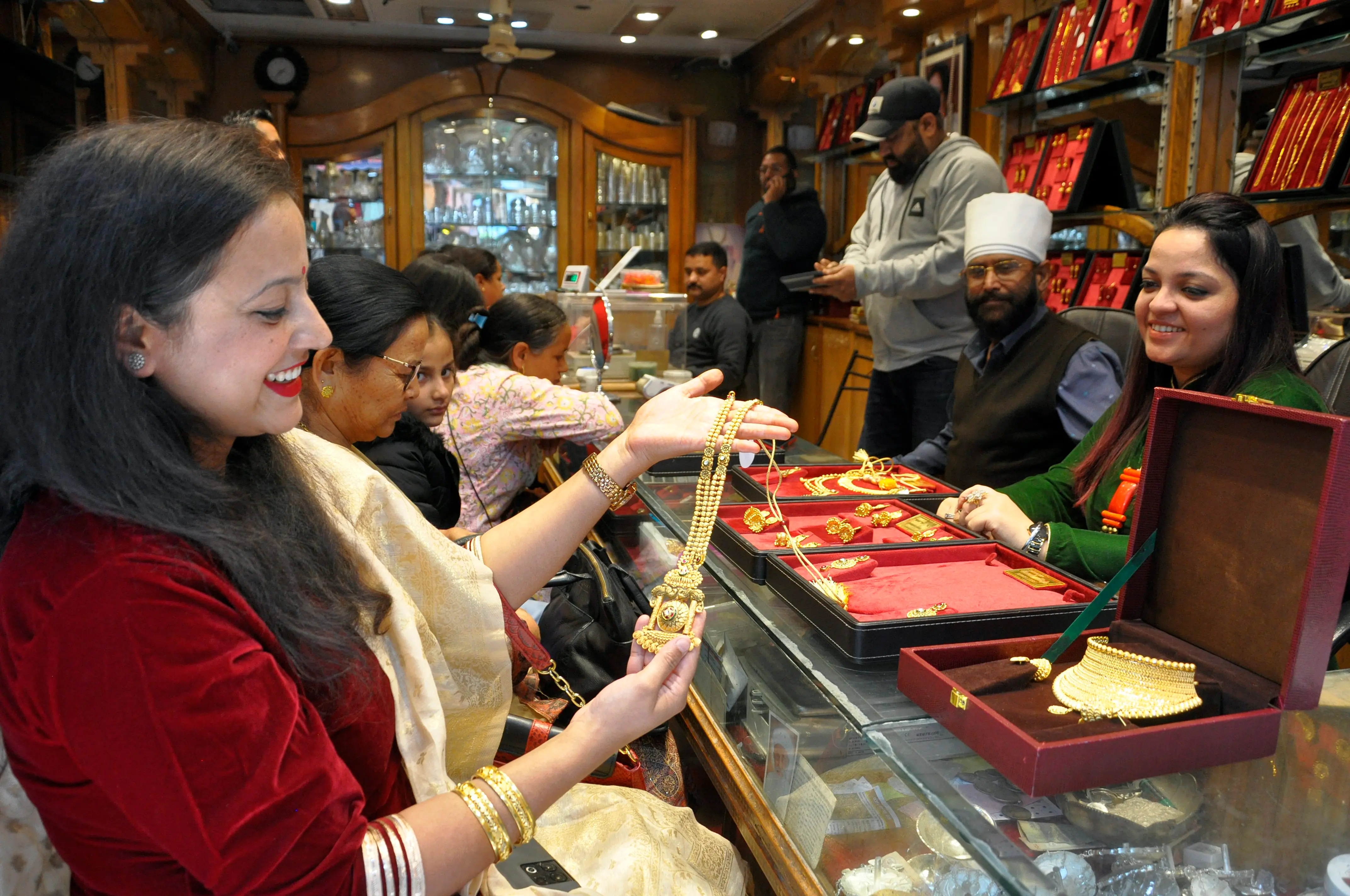 Monthly losses deepen for gold