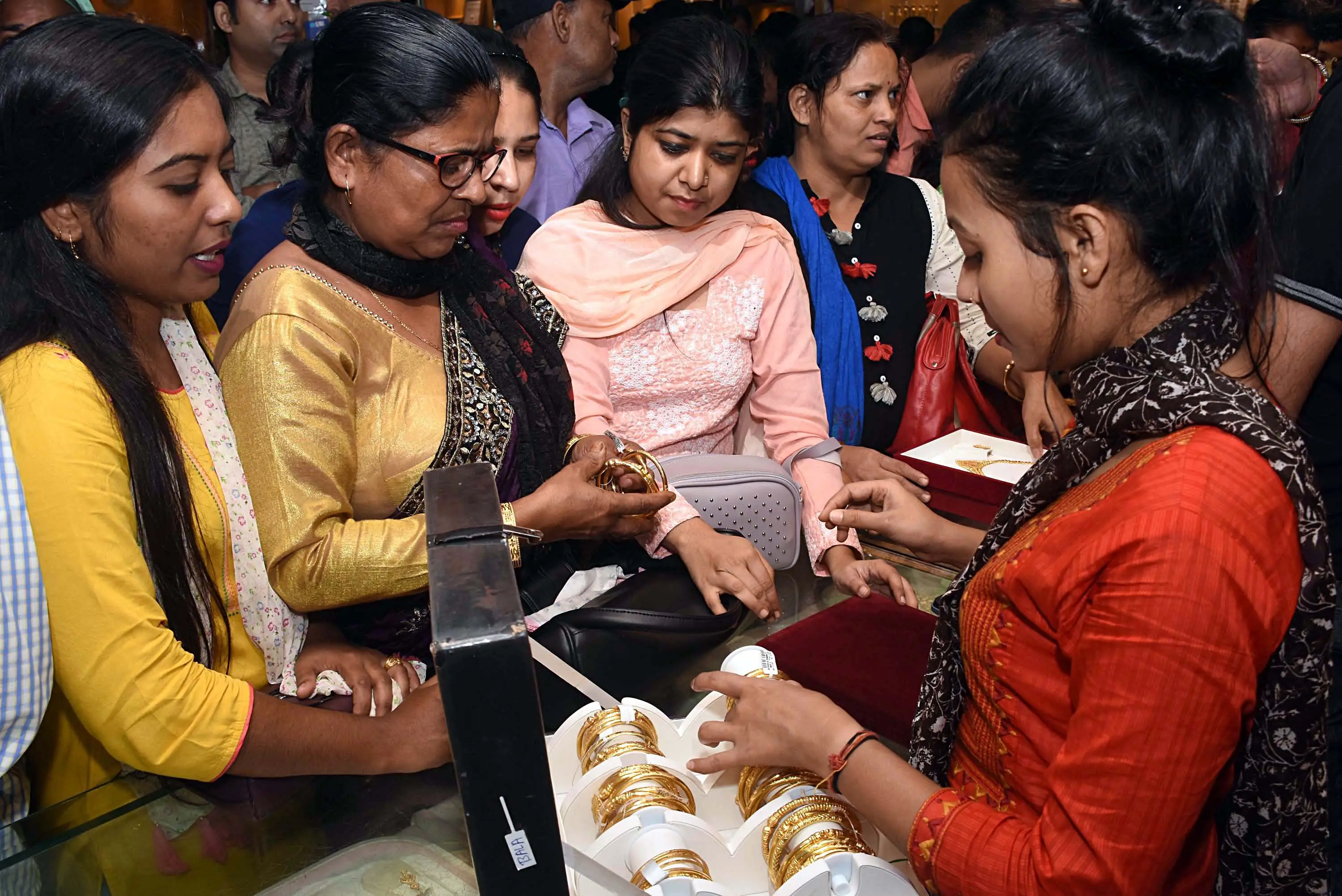 Retail gold prices slip in India