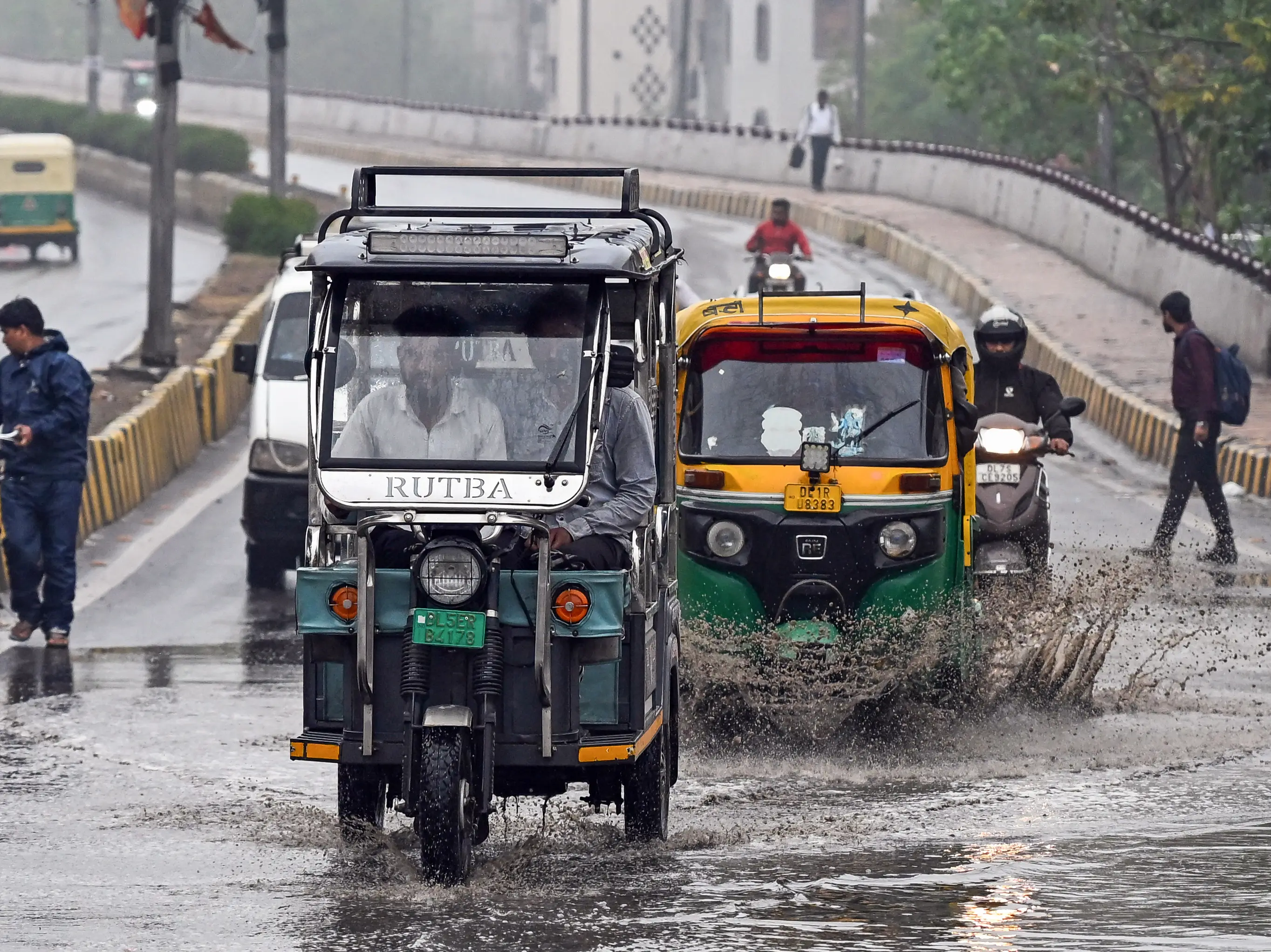 IMD issues nationwide rain alert, warns of thunderstorms, hailstorms & gusty winds across multiple regions IMD issues nationwide rain alert, warns of thunderstorms, hailstorms & gusty winds across multiple regions