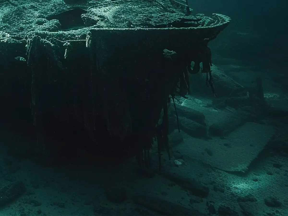 5,511 feet below the sea, submarine loaded with nukes is leaking radioactive material. But scientists aren't worried