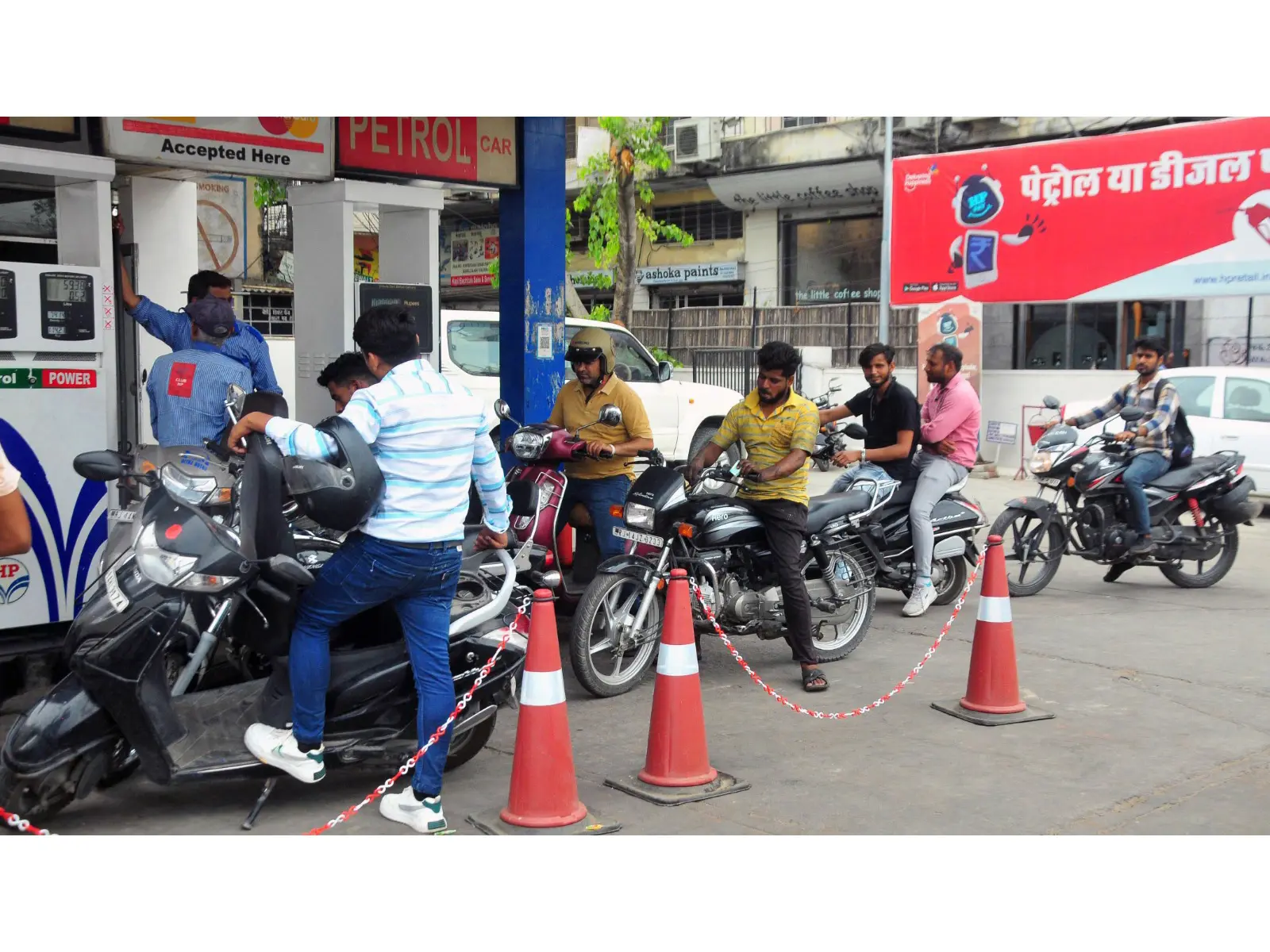 Panic buying at petrol pumps: Government debunks rumors assures ample stock amid Hormuz blockade