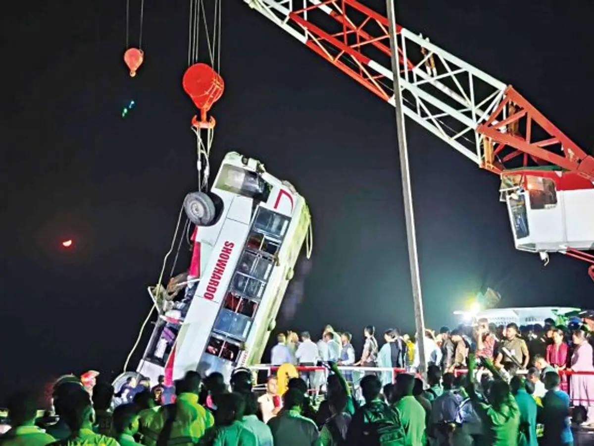 Dozens dead in Bangladesh as Bus full of passanger falls into Padma River ...