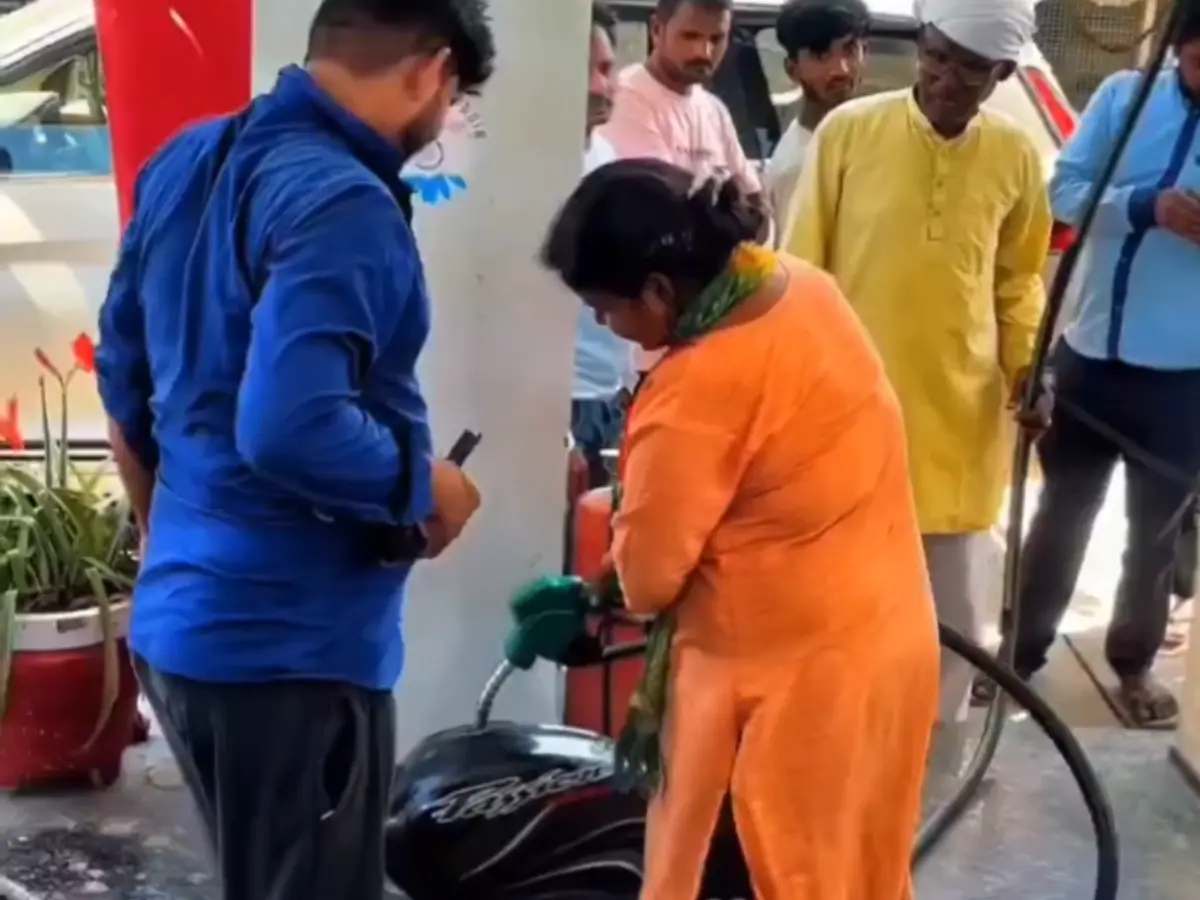 ‘Jugaad’ goes viral: No cans allowed, man brings bike tank to petrol pump | Watch ‘Jugaad’ goes viral: No cans allowed, man brings bike tank to petrol pump | Watch
