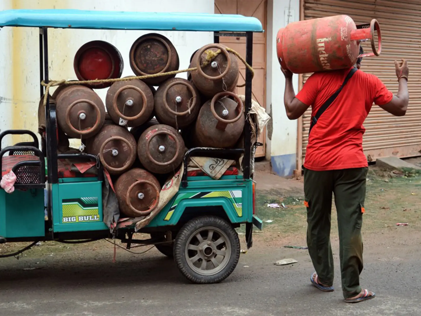LPG crisis: 30,000 5‑kg cylinders distributed to migrant workers amid West Asia war