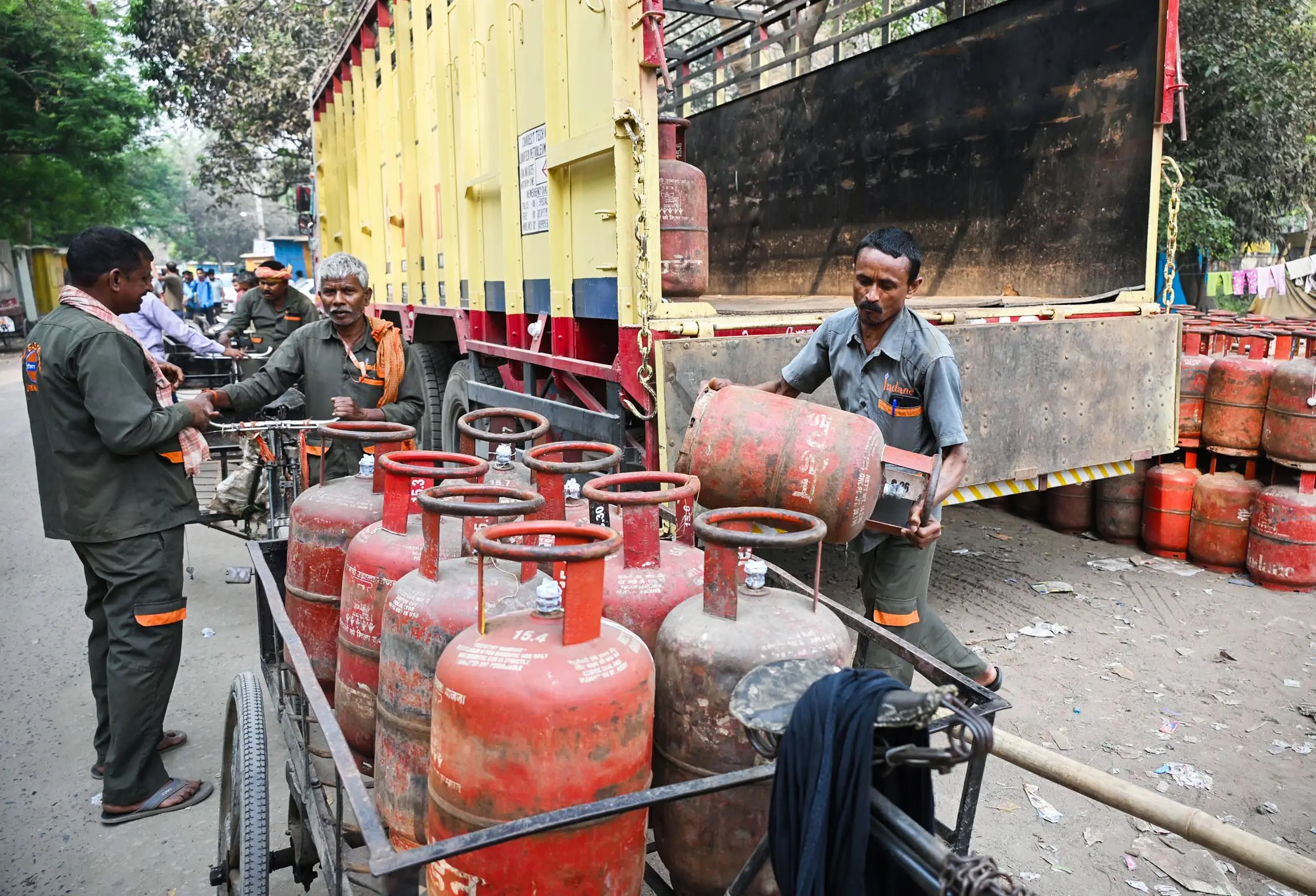 Mumbai: 27 LPG cylinders stolen delivery vehicle; police launch manhunt