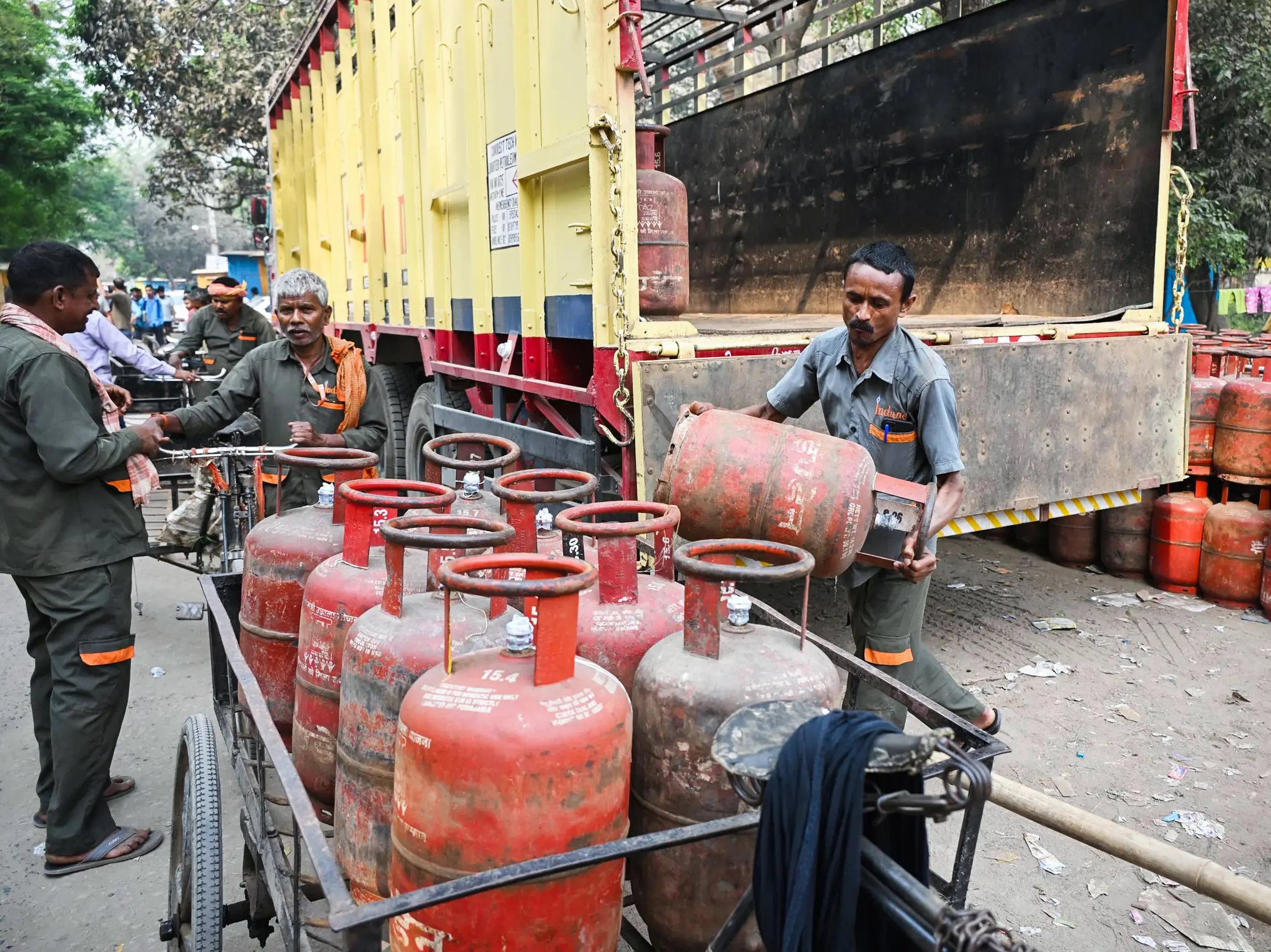 Mumbai: 27 LPG cylinders stolen delivery vehicle; police launch manhunt Mumbai: 27 LPG cylinders stolen delivery vehicle; police launch manhunt