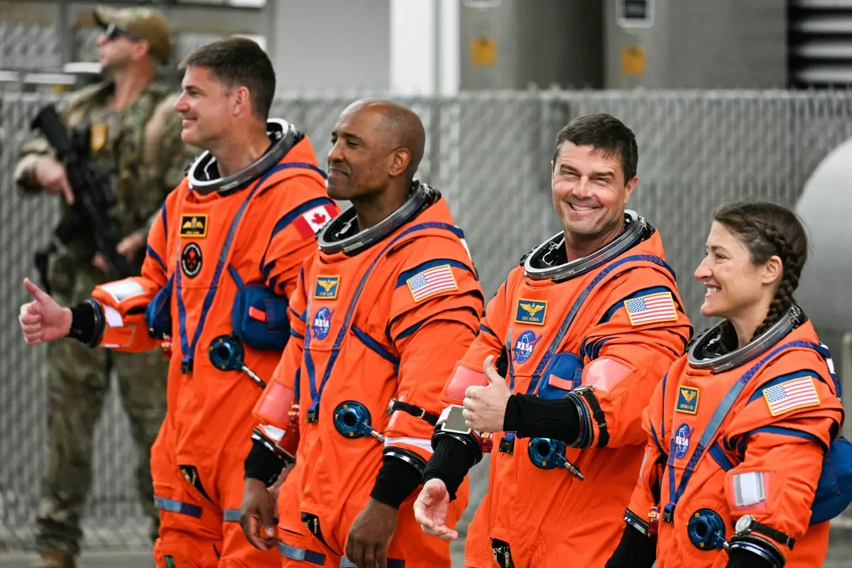 Artemis II astronauts see moonrise, manually steer Orion