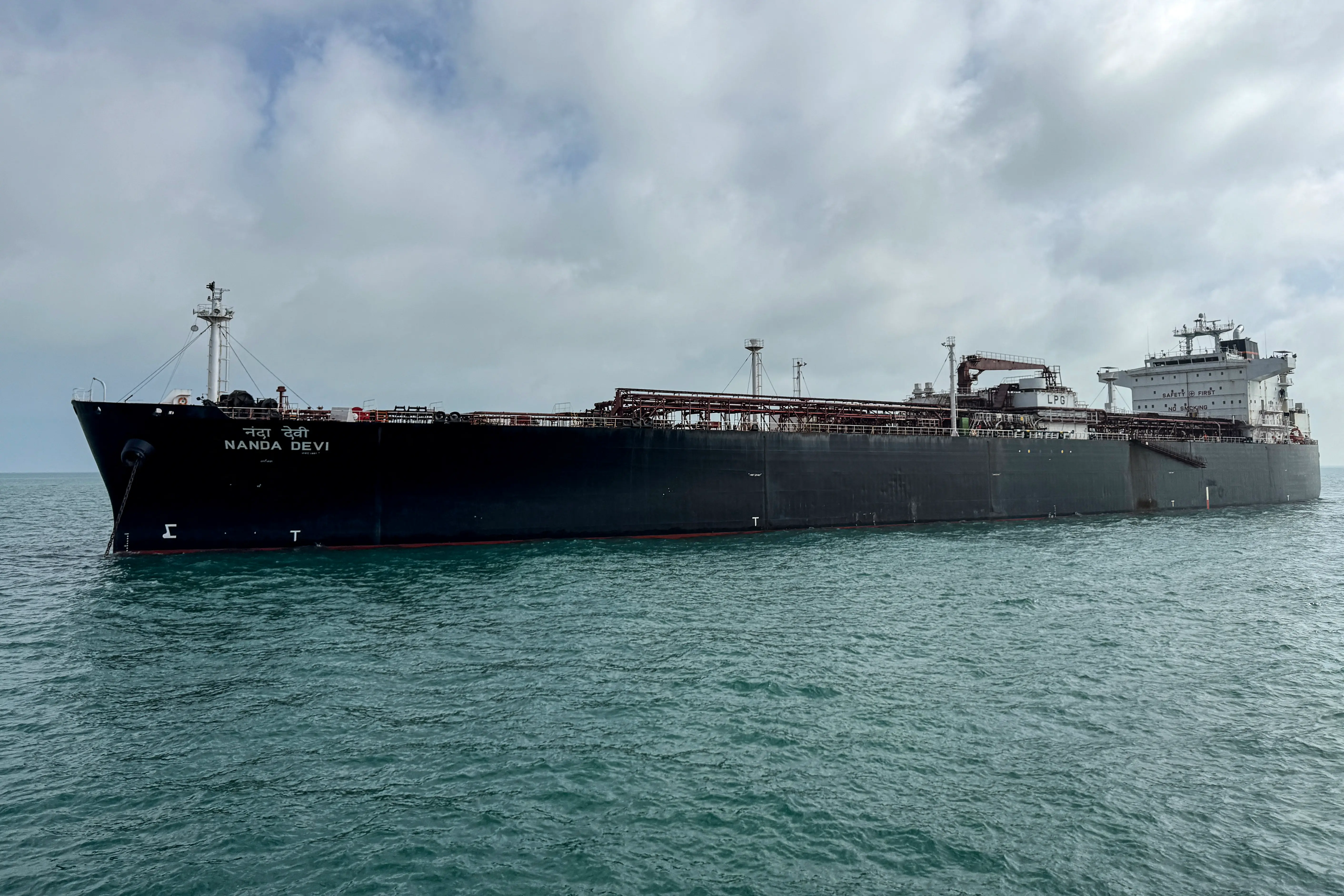 US intel sees NO QUICK END to Iran’s Hormuz chokehold: Report