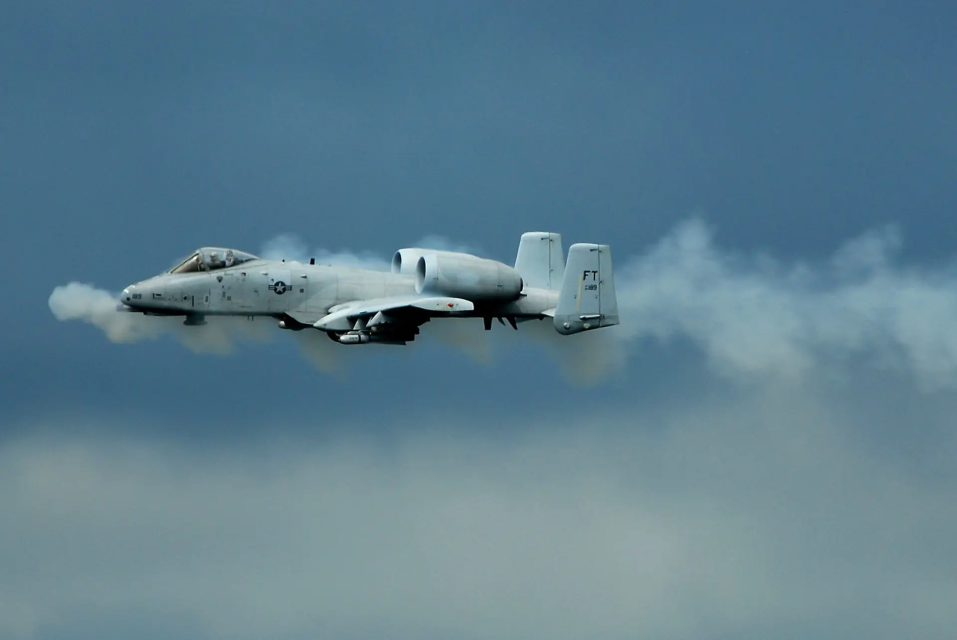How can the A-10 Warthog fly with heavy damage?