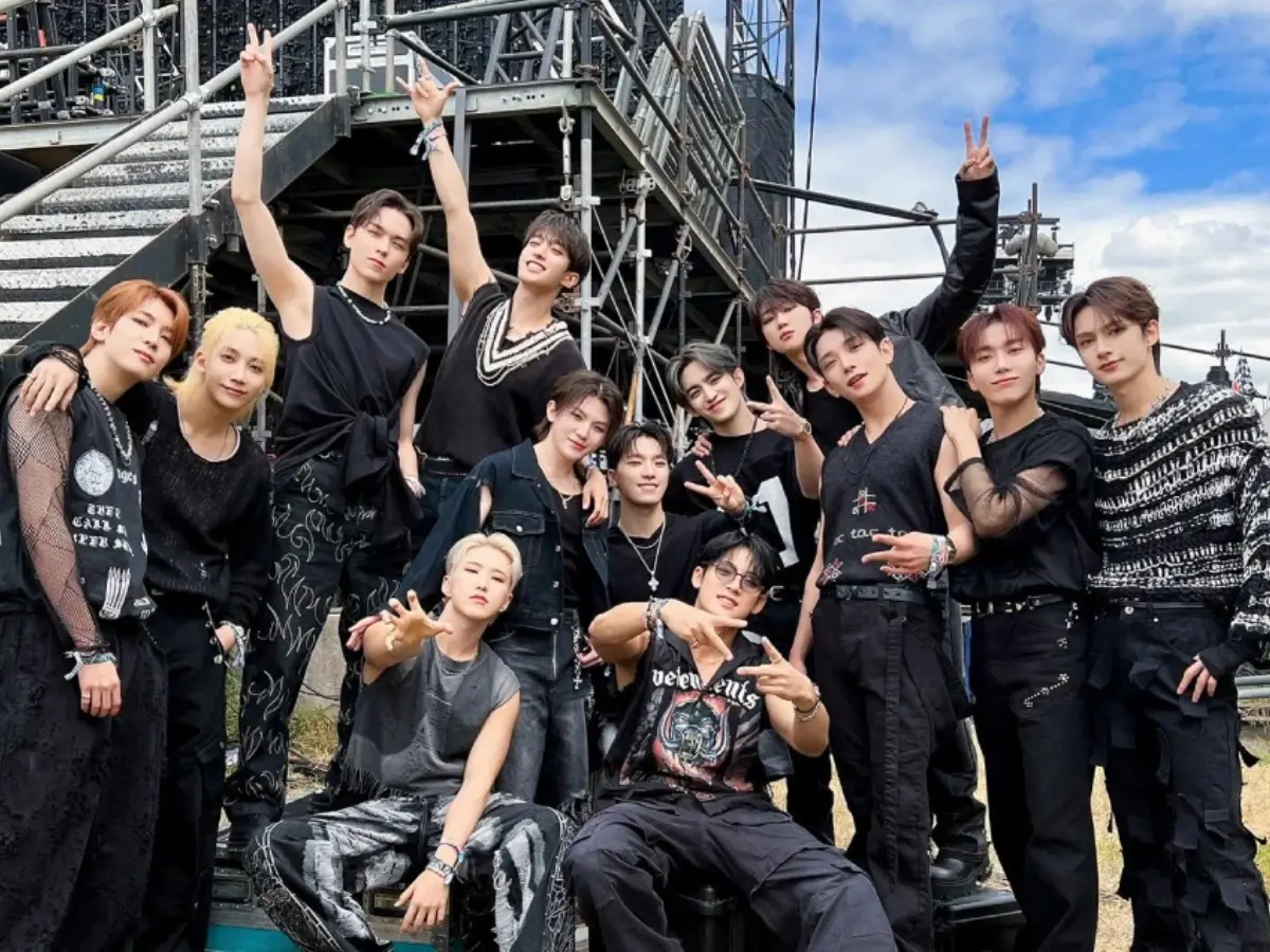 K-pop boy group SEVENTEEN announces contract renewal with Pledis at encore concert finale K-pop boy group SEVENTEEN announces contract renewal with Pledis at encore concert finale