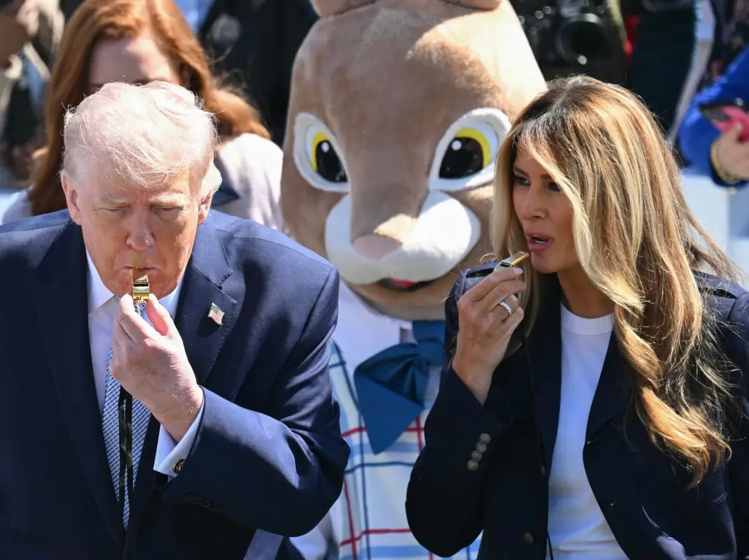 Donald Trump praises Melania Trump's 'business chic' look as on Easter Egg Roll Donald Trump praises Melania Trump's 'business chic' look as on Easter Egg Roll
