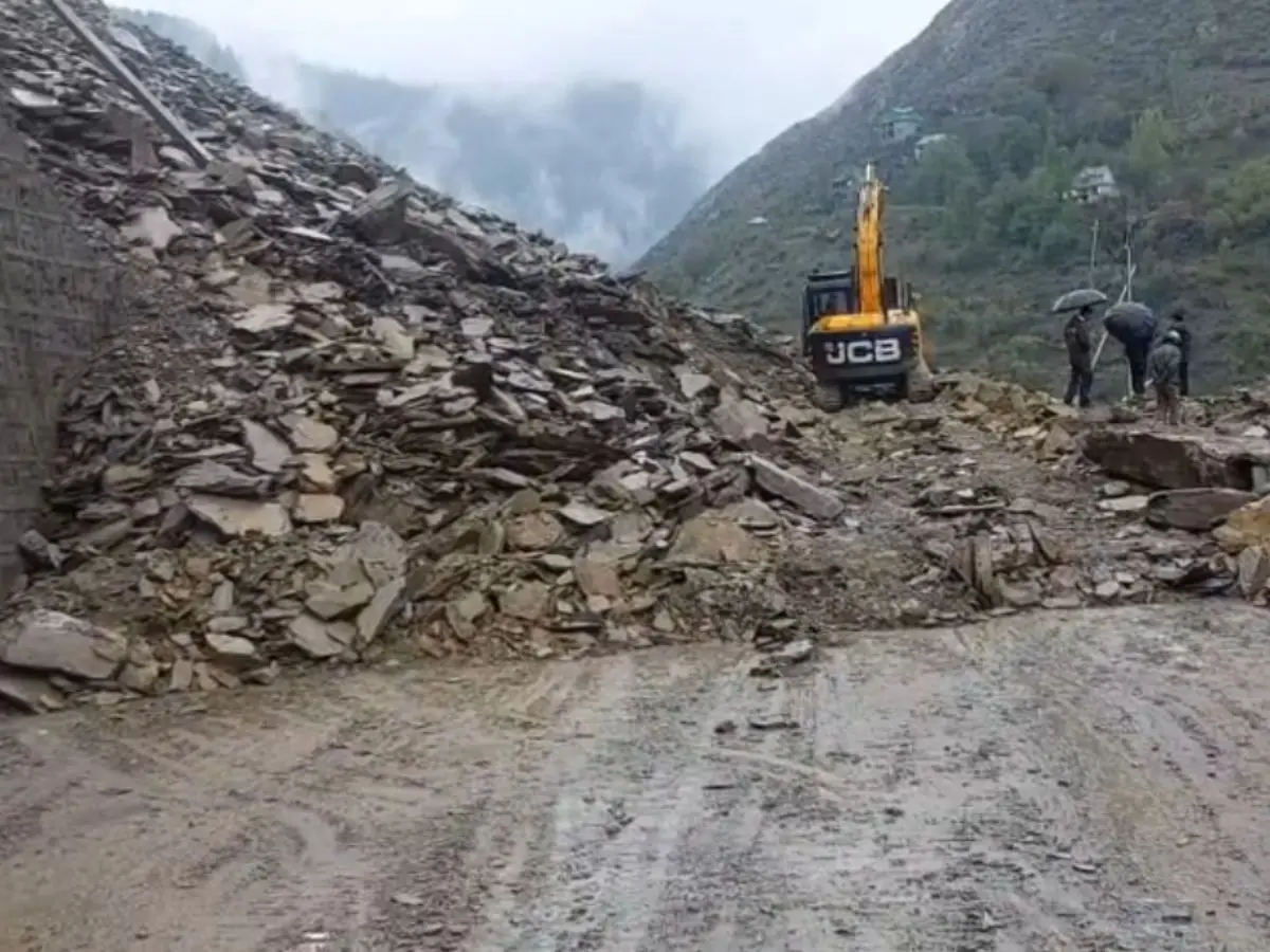 Erratic weather disrupts Kashmir, landslide blocks key highway Erratic weather disrupts Kashmir, landslide blocks key highway