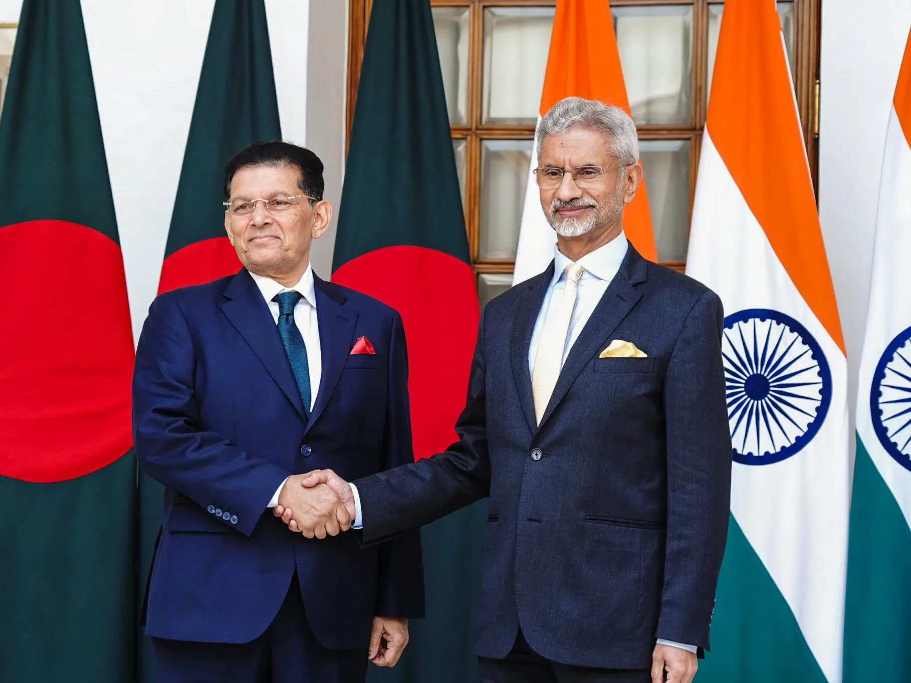 Bangladesh FM raises Sheikh Hasina's extradition request in meet with EAM Jaishankar, India bats for 'constructive' engagement Bangladesh FM raises Sheikh Hasina's extradition request in meet with EAM Jaishankar, India bats for 'constructive' engagement