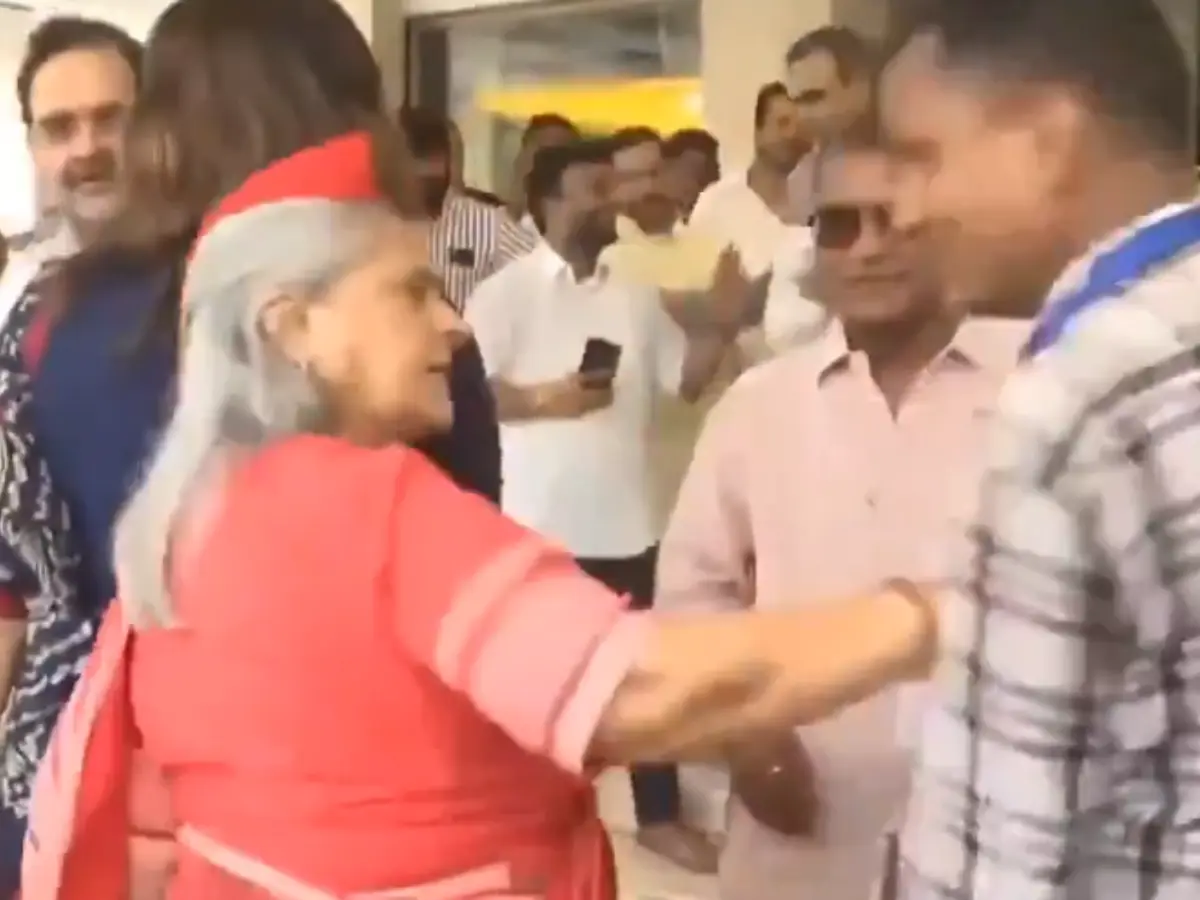 When a fan tried to click selfie with Jaya Bachchan