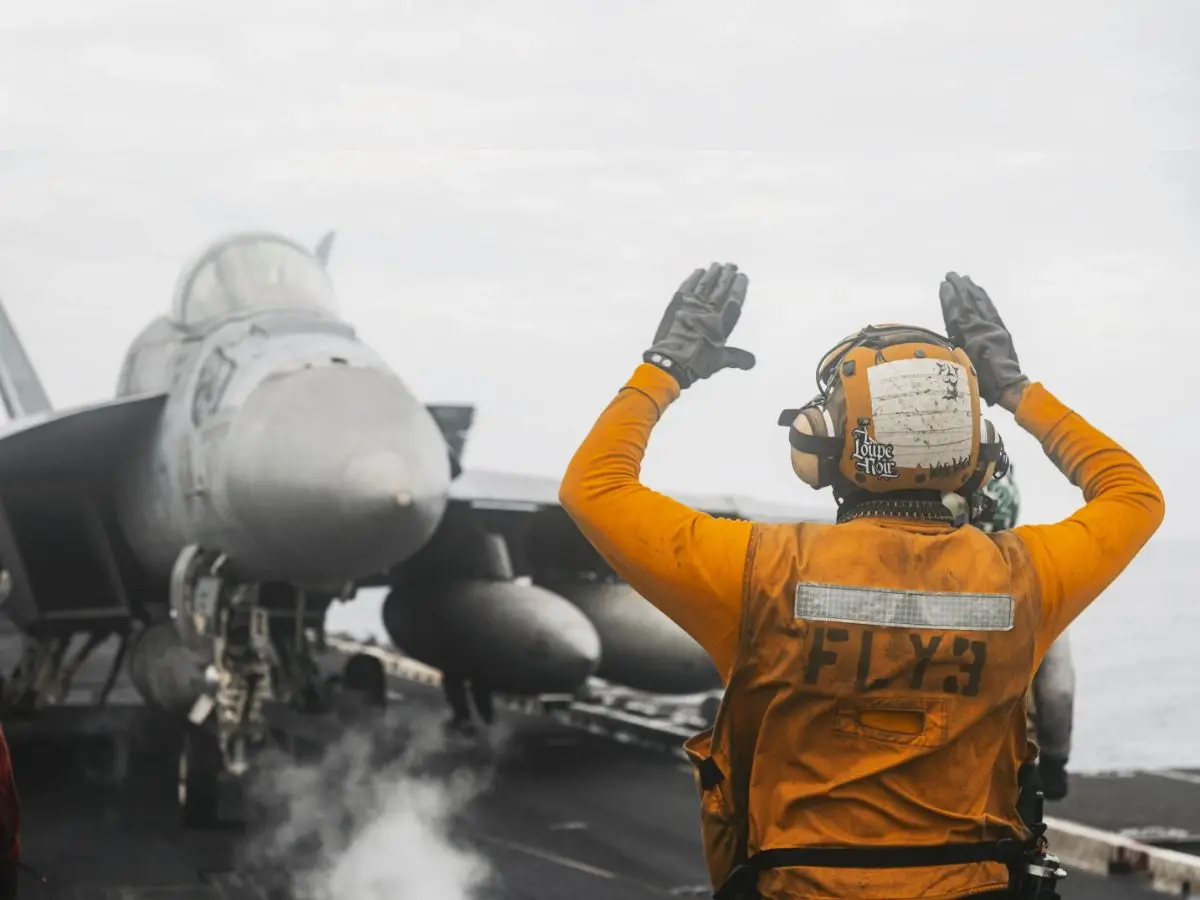 Why USS Abraham Lincoln’s flight deck crew wear different jersey? Green, blue, white, red — What each colour means