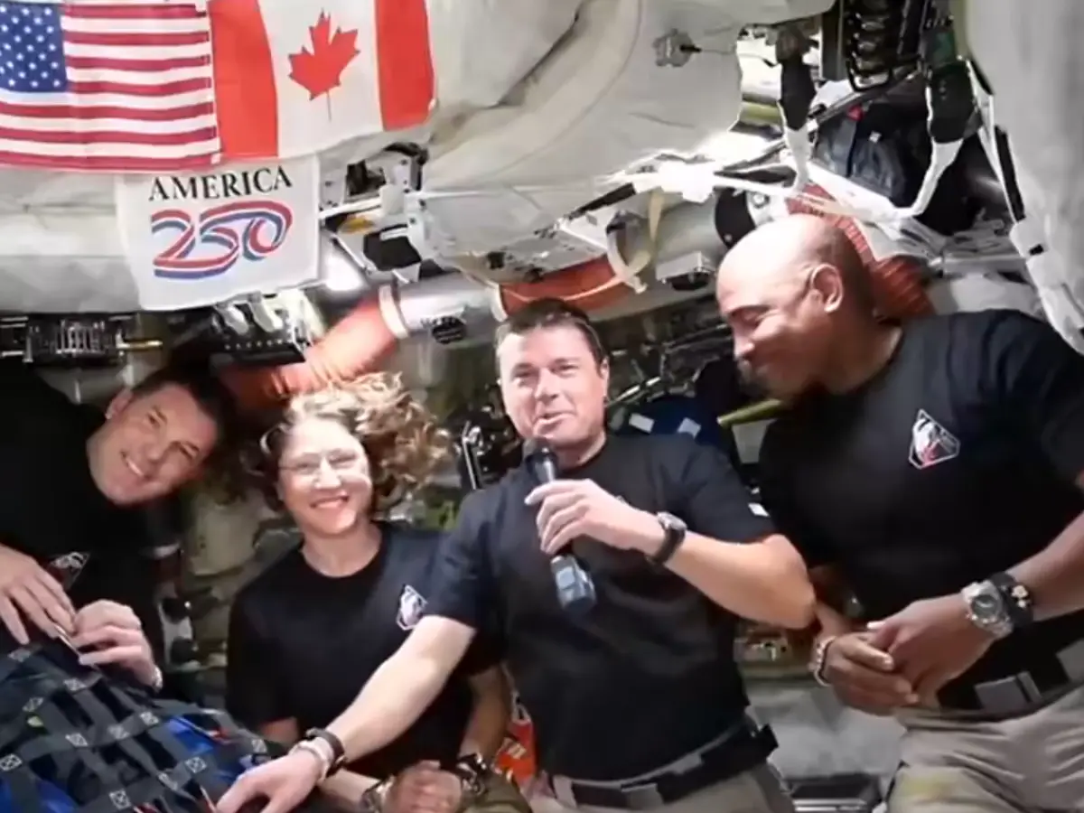 How are astronauts preparing for Artemis II return and splashdown?