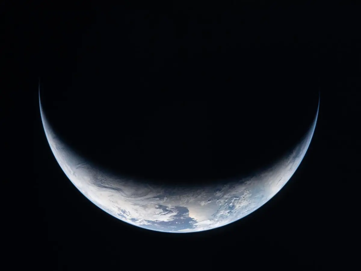 Artemis II photos: Orion on 'halfway' mark between Moon and Earth