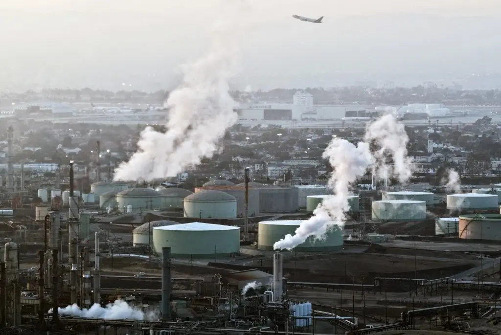 Oil prices hover around $100/bl as 22 tankers pass through Hormuz since ceasefire