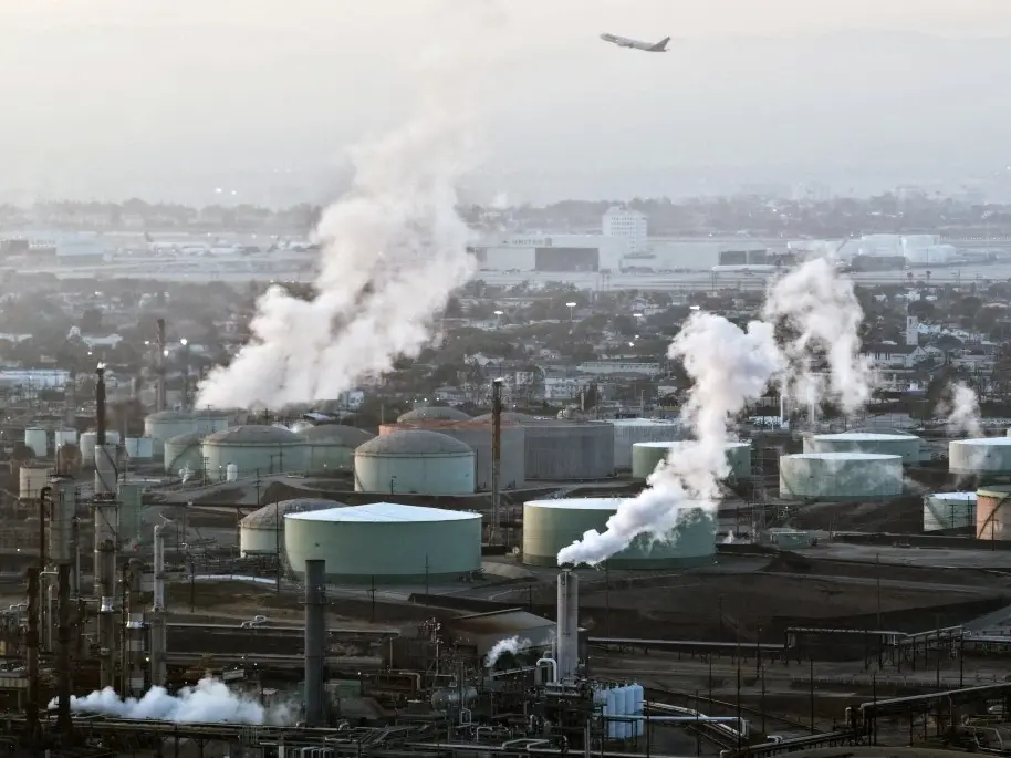 Oil prices hover around $100/bl as 22 tankers pass through Hormuz since ceasefire Oil prices hover around $100/bl as 22 tankers pass through Hormuz since ceasefire