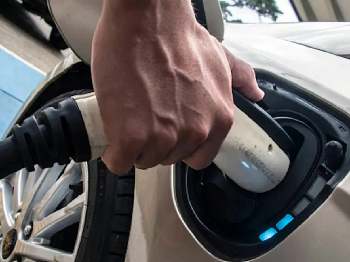 Delhi govt’s draft EV Policy bans petrol 2-wheelers from 2028, waives 100% road tax for electric vehicles Delhi govt’s draft EV Policy bans petrol 2-wheelers from 2028, waives 100% road tax for electric vehicles