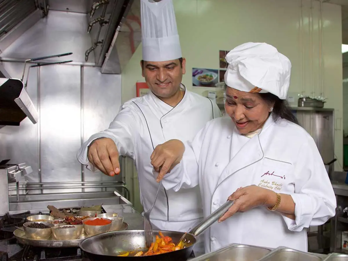 Remembering Asha Bhosle: Beyond music, singer's cooking was equally celebrated across Bollywood Remembering Asha Bhosle: Beyond music, singer's cooking was equally celebrated across Bollywood