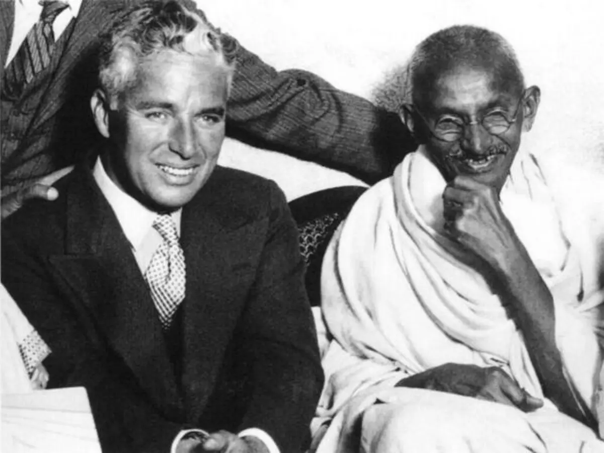 Charlie Chaplin met Gandhi
