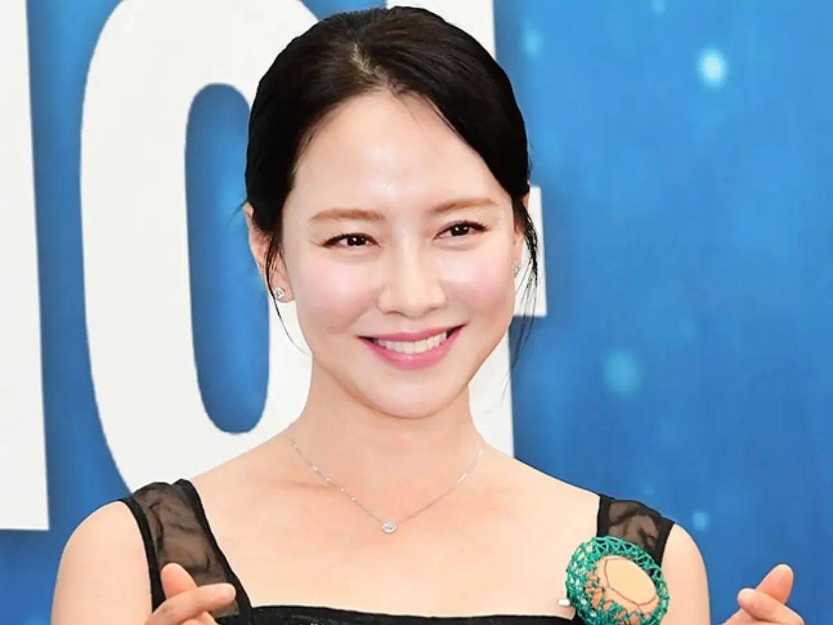South Korean actress Song Ji Hyo’s wedding invitation to chef David Lee comes with a twist | Watch South Korean actress Song Ji Hyo’s wedding invitation to chef David Lee comes with a twist | Watch