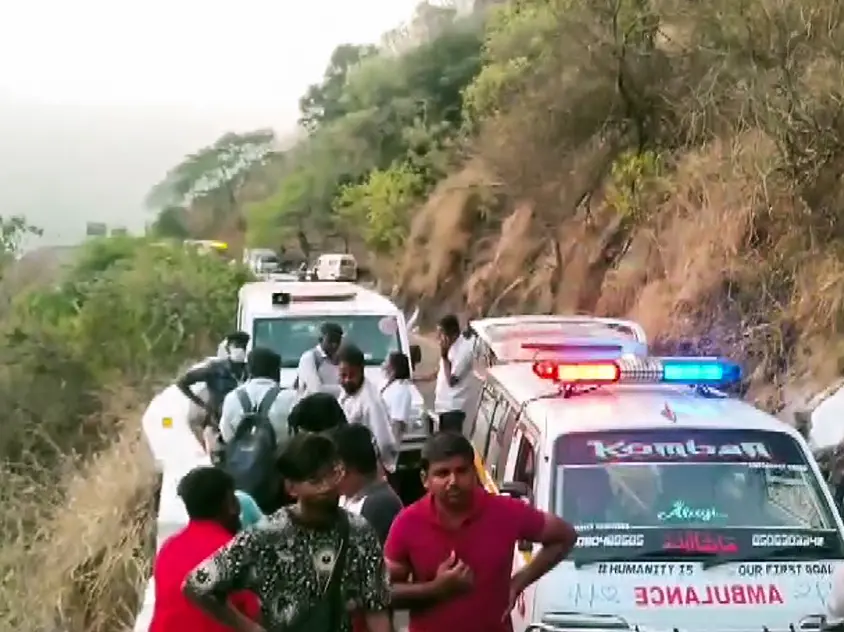 Tamil Nadu tragedy: 8 killed as van falls off Valparai cliff; PM Modi condoles deaths Tamil Nadu tragedy: 8 killed as van falls off Valparai cliff; PM Modi condoles deaths