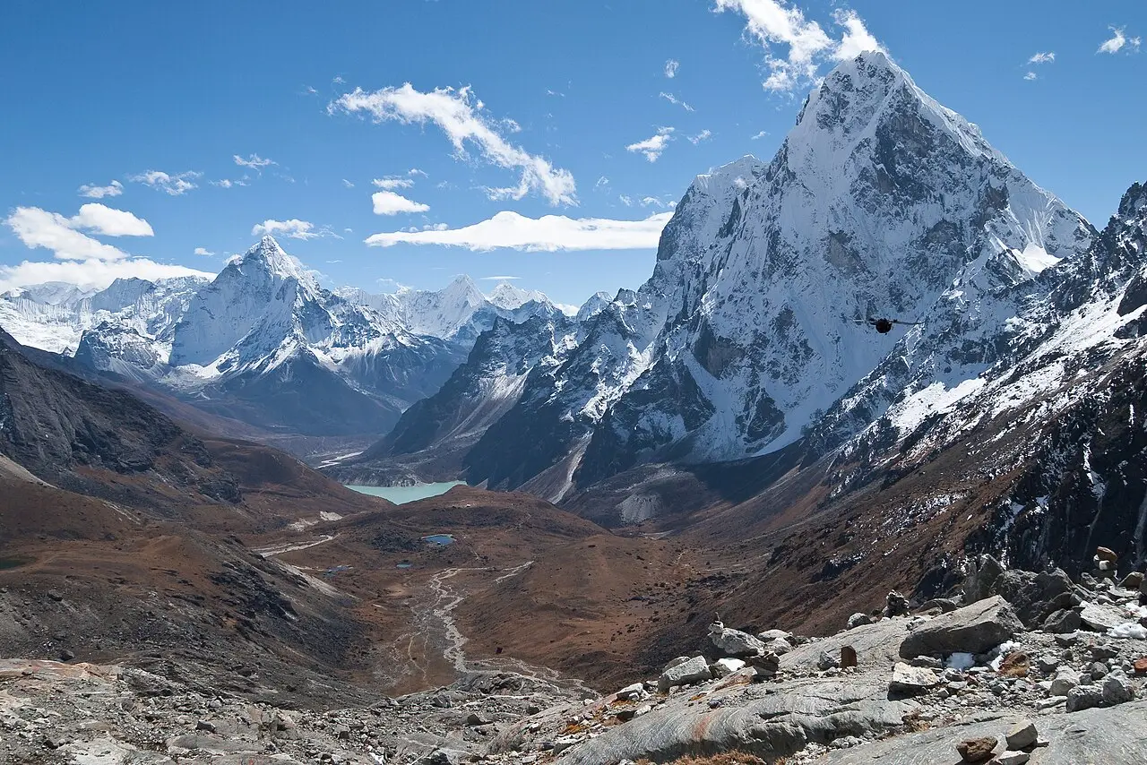 Why commercial airlines avoid flying over the Himalayas and the Tibetan Plateau