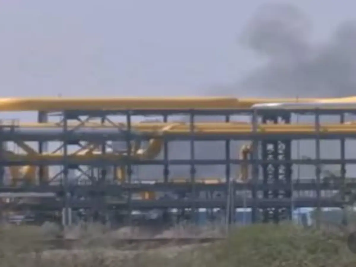 Video: Oil refinery catches fire just before Modi's visit, probe ordered Video: Oil refinery catches fire just before Modi's visit, probe ordered
