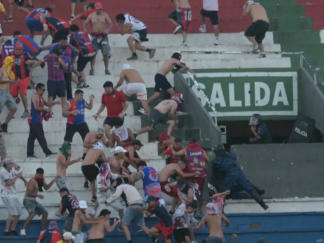 50 injured, 60 arrested for riots leading to suspension of football match in Paraguay 50 injured, 60 arrested for riots leading to suspension of football match in Paraguay