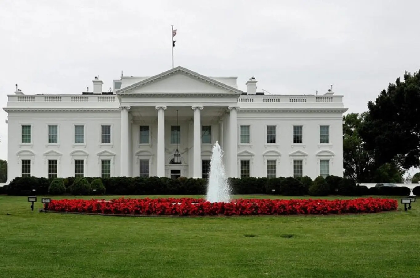 White House security alert forces press evacuation from outdoor positions by Secret Service
