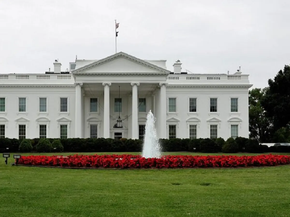 White House security alert forces press evacuation from outdoor positions by Secret Service