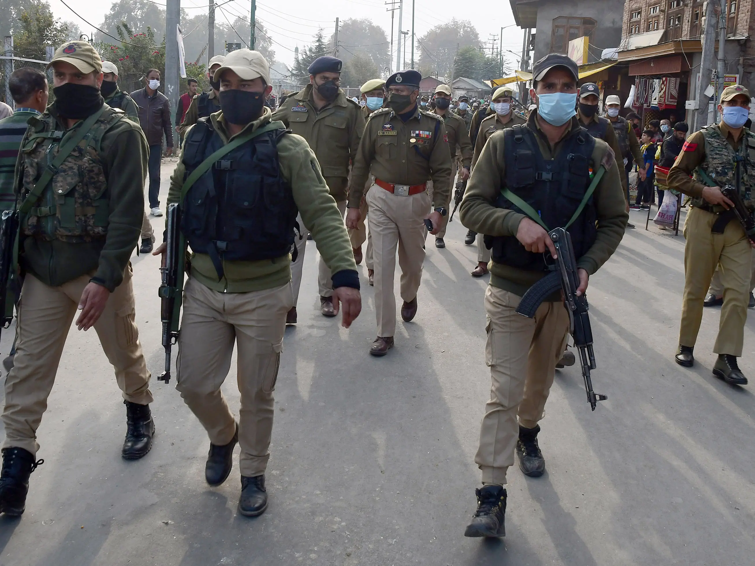 Four OGWs, including woman, arrested in Srinagar’s Hazratbal; arms and ammunition recovered Four OGWs, including woman, arrested in Srinagar’s Hazratbal; arms and ammunition recovered
