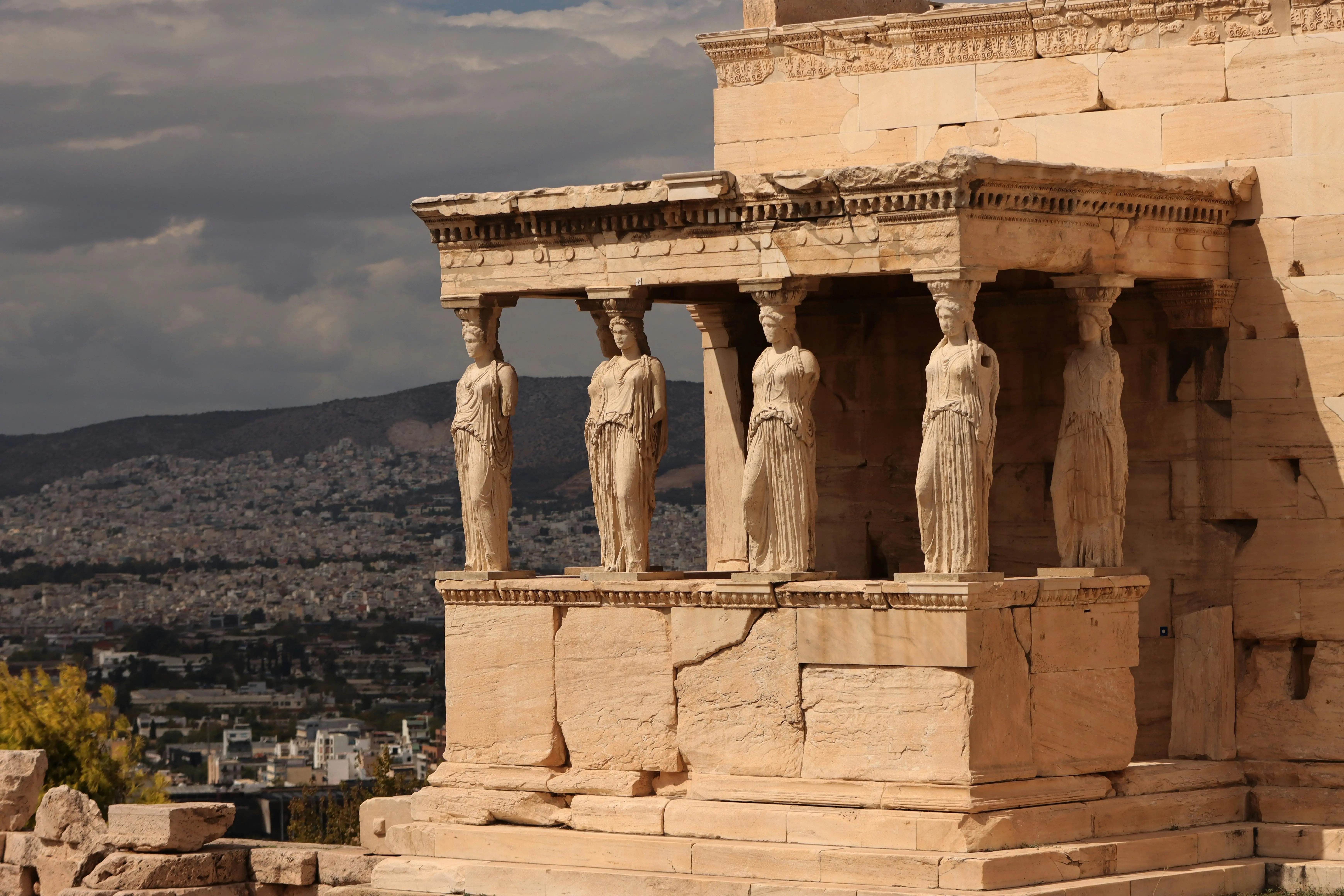 Greek debt set to continue steady decline