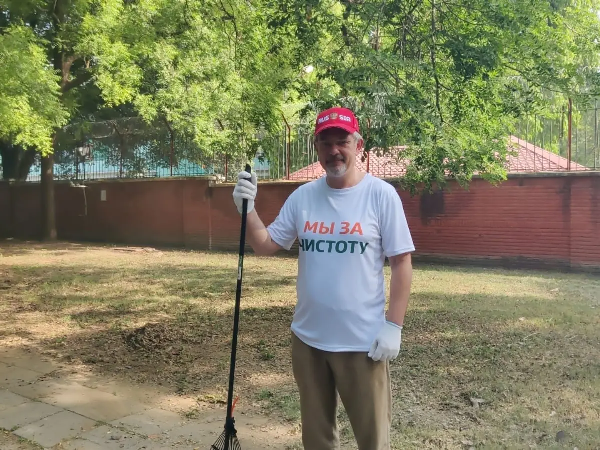 Russian Embassy in India joins Swachh Bharat with volunteer cleanup drive Russian Embassy in India joins Swachh Bharat with volunteer cleanup drive